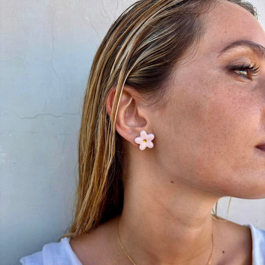 Margherita | Handcrafted pink floral ceramic stud earrings with golden detail banceramiche