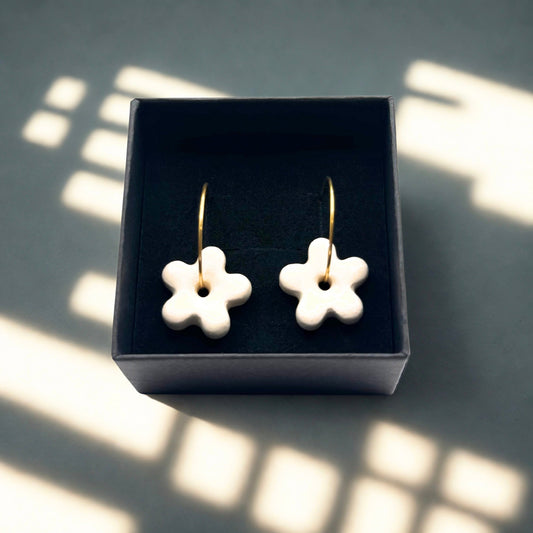 Mimì | Handcrafted white floral ceramic dangle earrings banceramiche