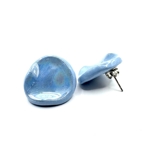 Perla | Handcrafted pearl light blue ceramic stud earrings banceramiche