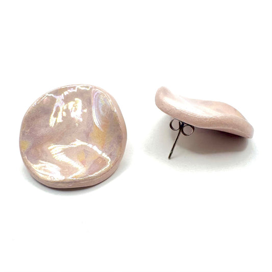 Perla | Handcrafted pearl-pink ceramic stud earrings banceramiche