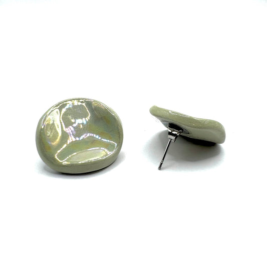 Perla | Handcrafted pearl sage-green ceramic stud earrings banceramiche
