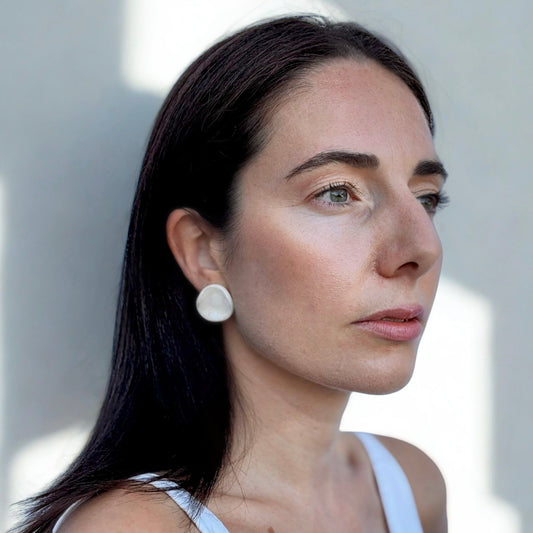 Perla | Handcrafted pearl-white ceramic stud earrings Pearlescent white Small banceramiche