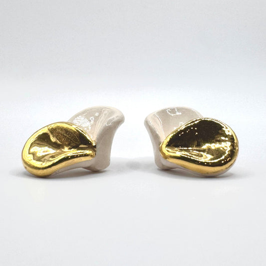 Petali | Handcrafted white ceramic stud earrings with gold luster banceramiche