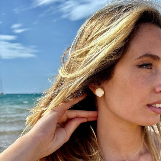 Camelia | Handcrafted white ceramic stud earrings with gold luster banceramiche