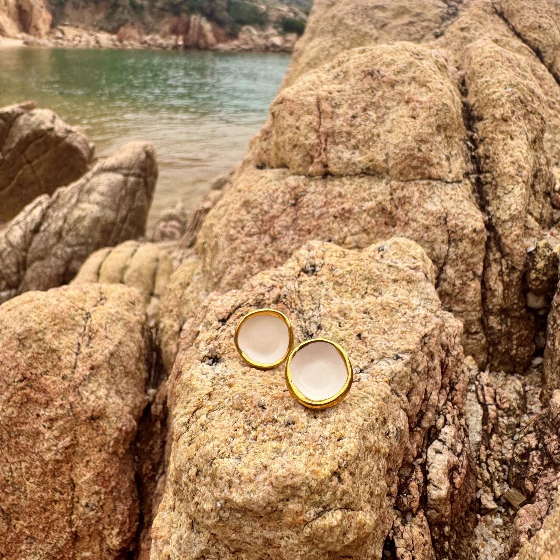 Camelia | Handcrafted white ceramic stud earrings with gold luster banceramiche