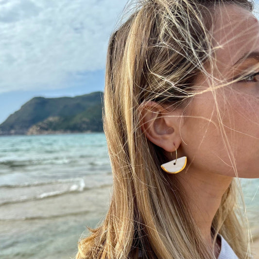 Doraluna | Handcrafted white ceramic dangle earrings with gold luster banceramiche