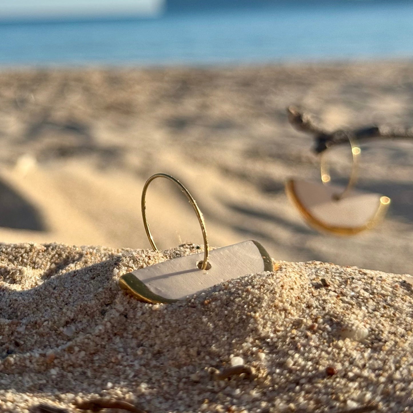 Doraluna | Handcrafted white ceramic dangle earrings with gold luster banceramiche