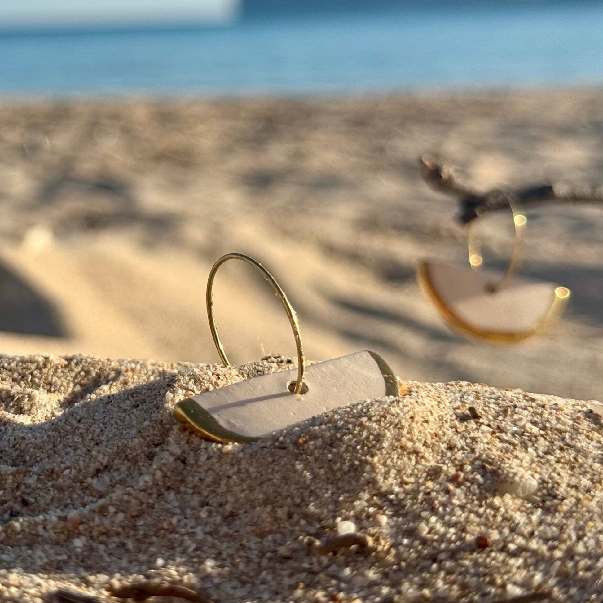 Doraluna | Handcrafted white ceramic dangle earrings with gold luster banceramiche