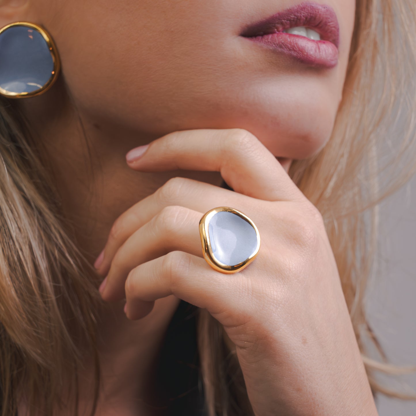 Leda | Handcrafted light blue small ceramic ring with gold luster Banceramiche 