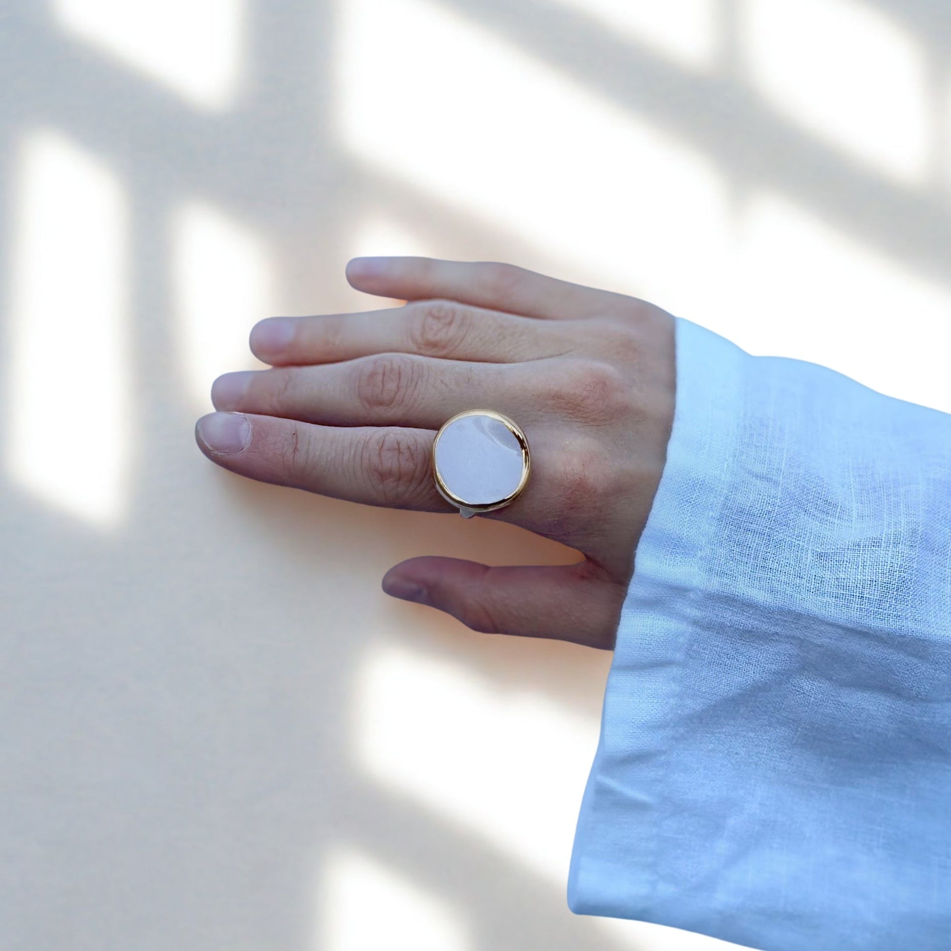 Leda | Handcrafted pink ceramic ring with gold luster Pink and gold banceramiche