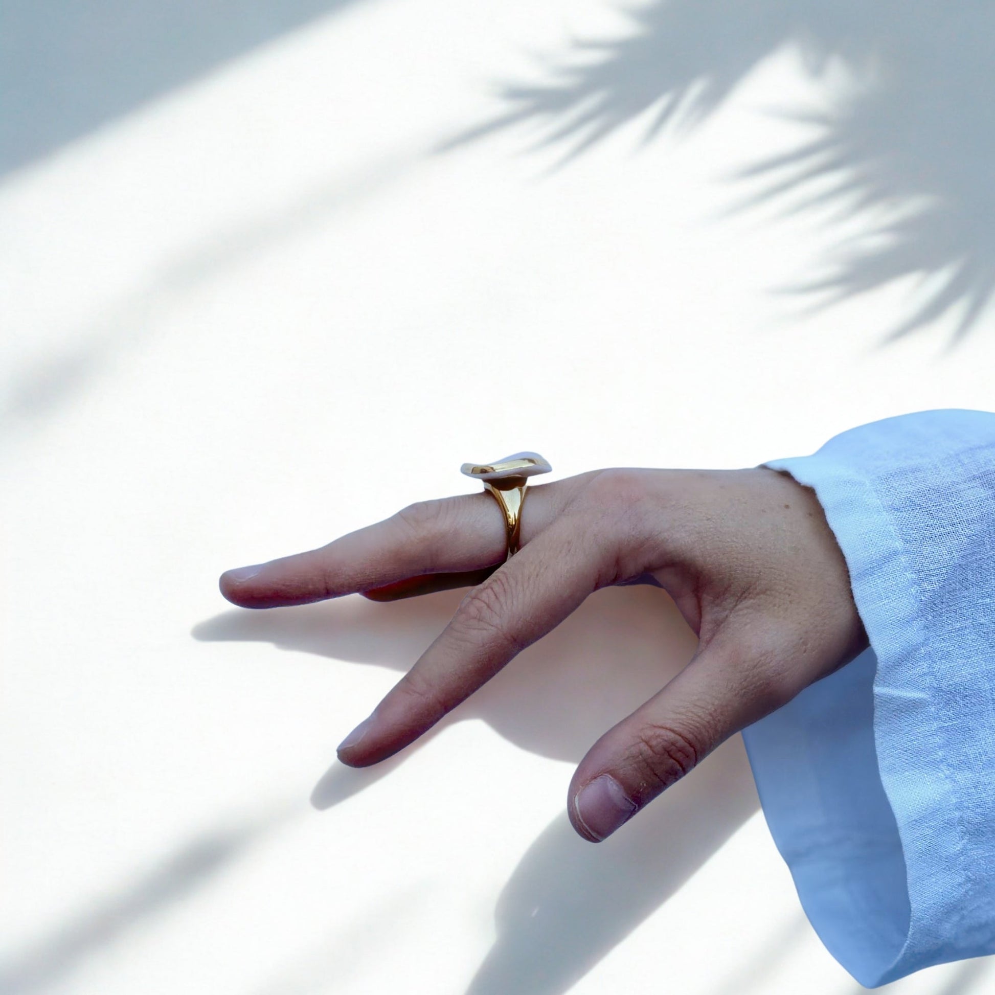 Leda | Handcrafted pink ceramic ring with gold luster banceramiche