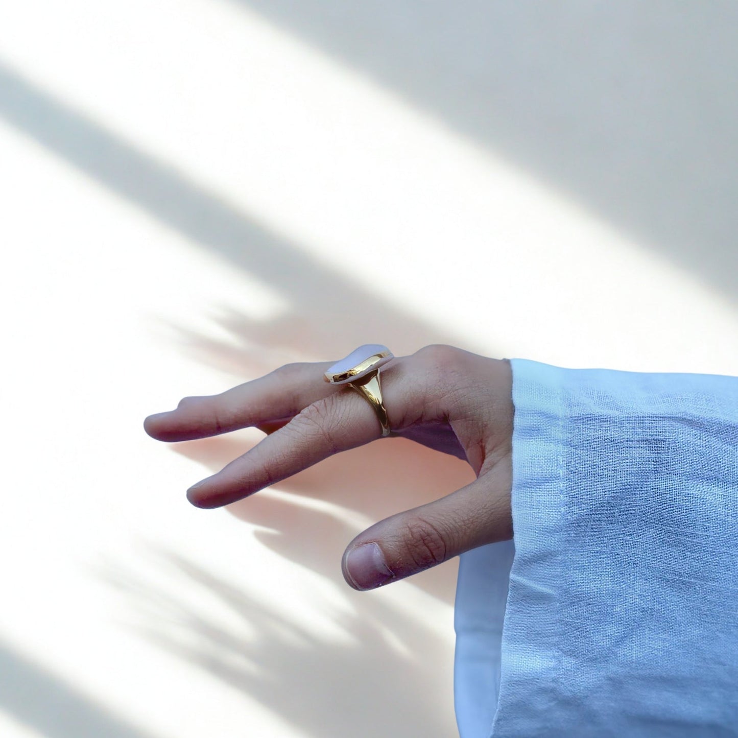 Leda | Handcrafted pink ceramic ring with gold luster banceramiche