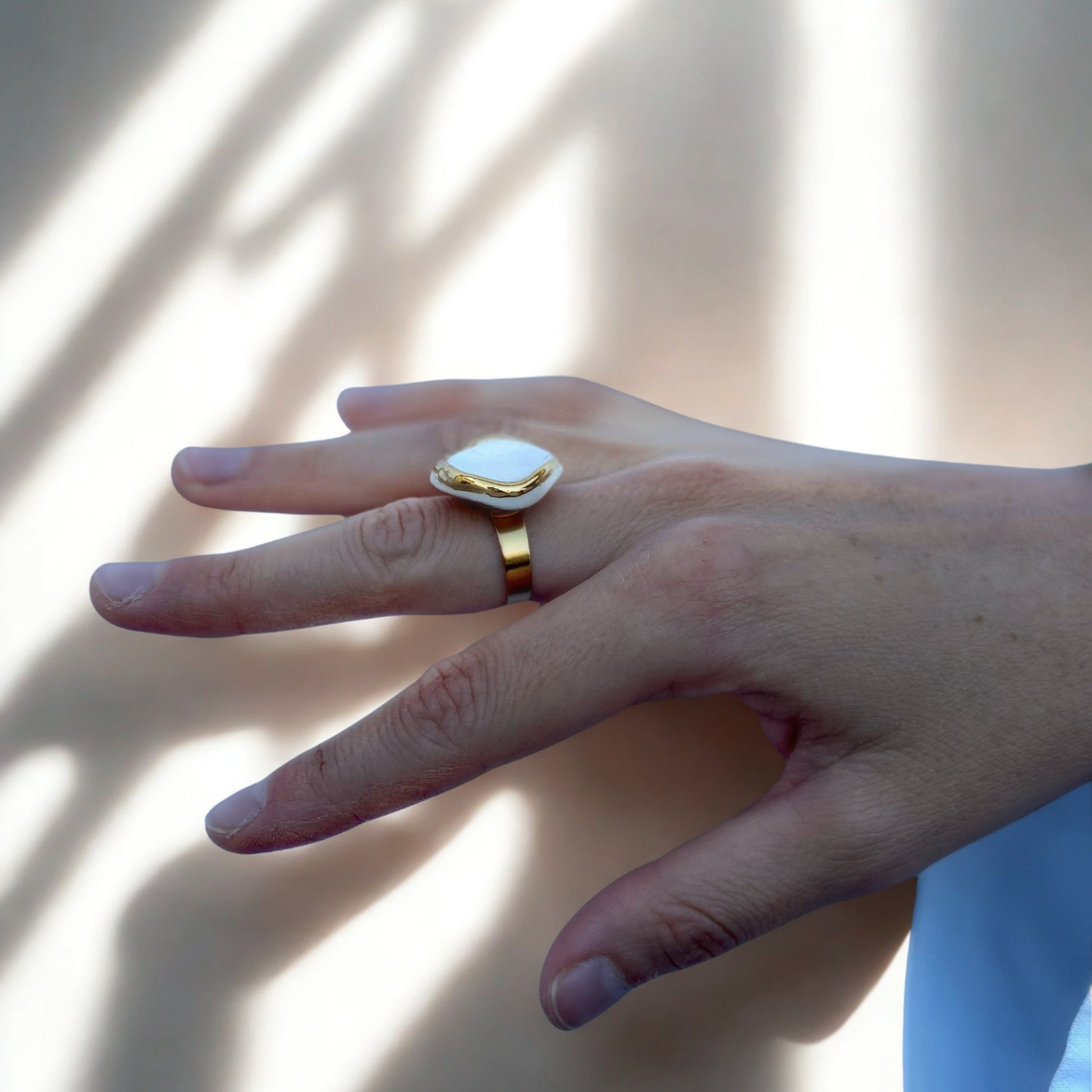 Leda | Handcrafted white ceramic ring with gold luster banceramiche