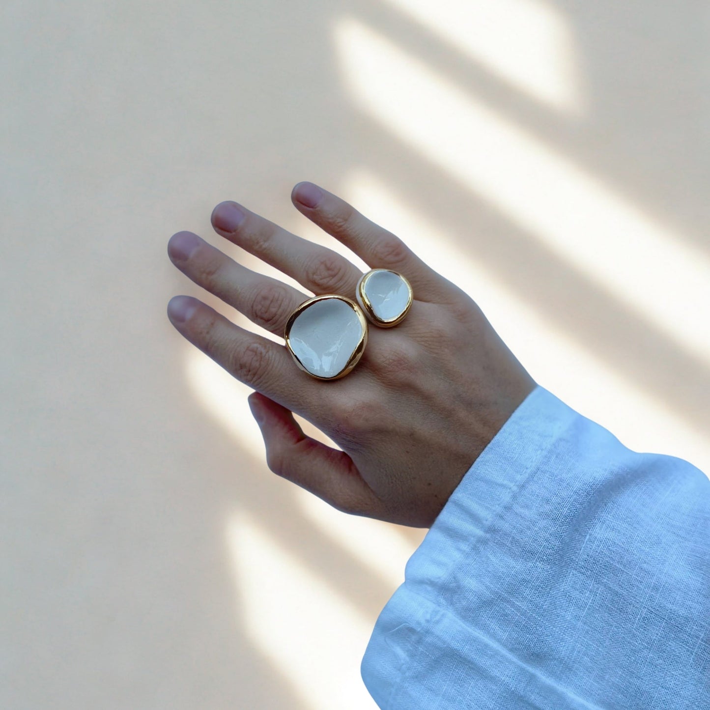 Leda | Handcrafted white ceramic ring with gold luster banceramiche