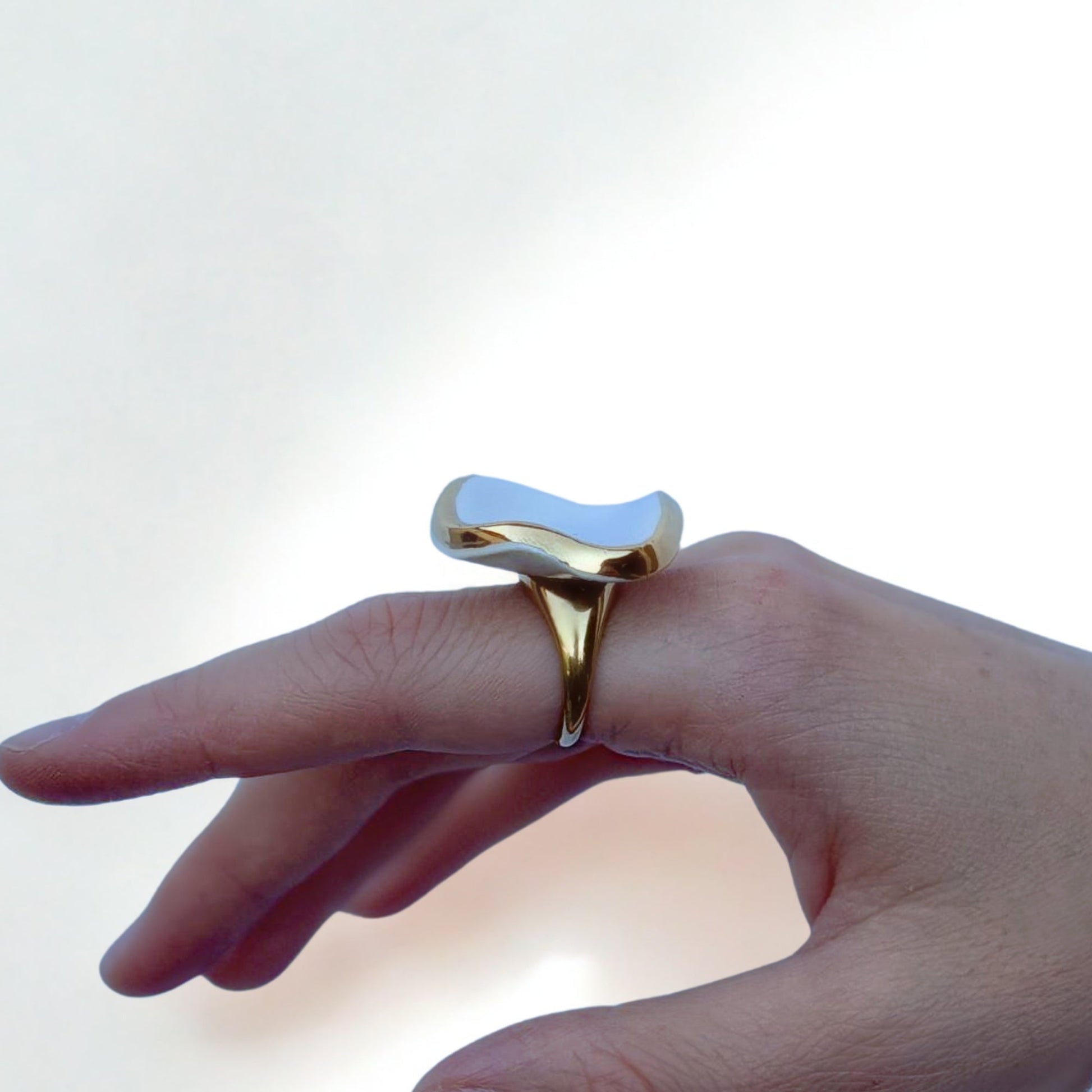 Leda | Handcrafted white ceramic ring with gold luster banceramiche