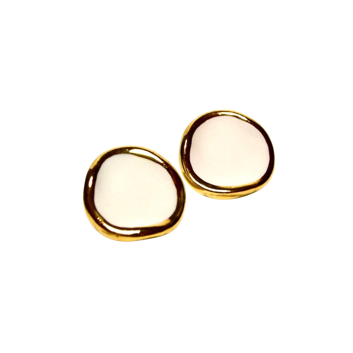 Leda | Handcrafted white ceramic stud earrings with gold luster banceramiche