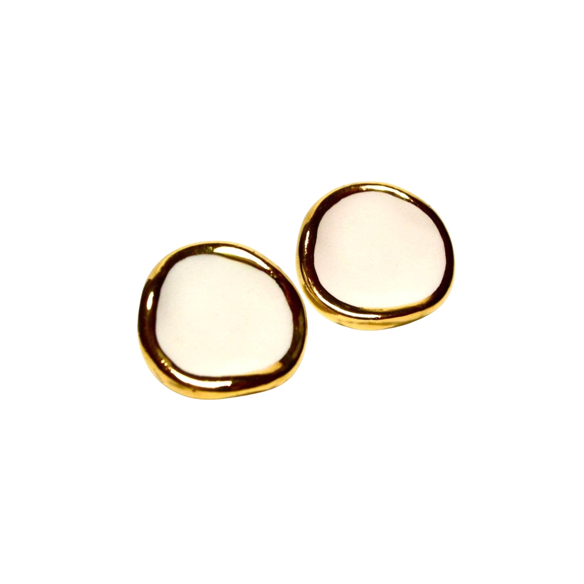 Leda | Handcrafted white ceramic stud earrings with gold luster banceramiche