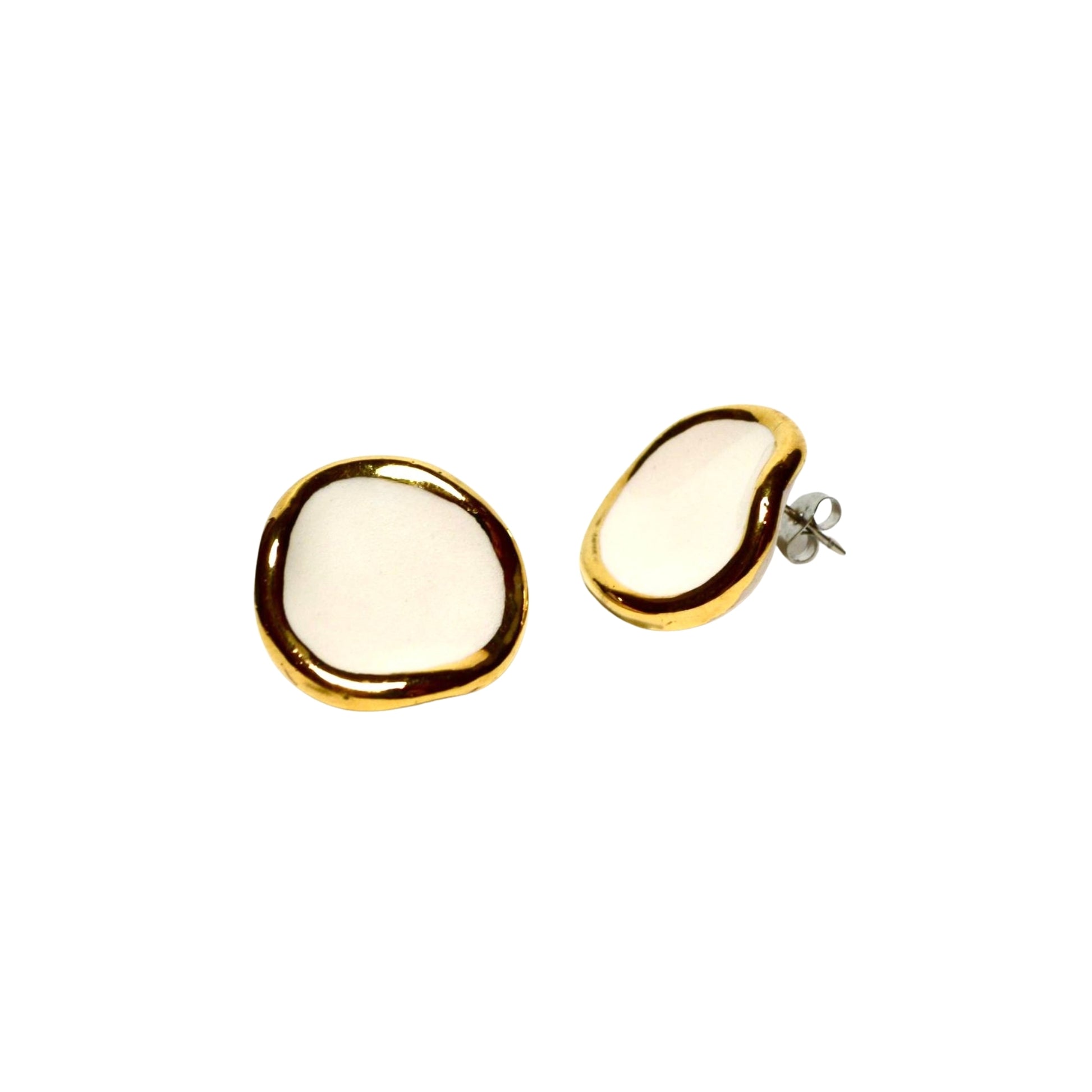 Leda | Handcrafted white ceramic stud earrings with gold luster banceramiche
