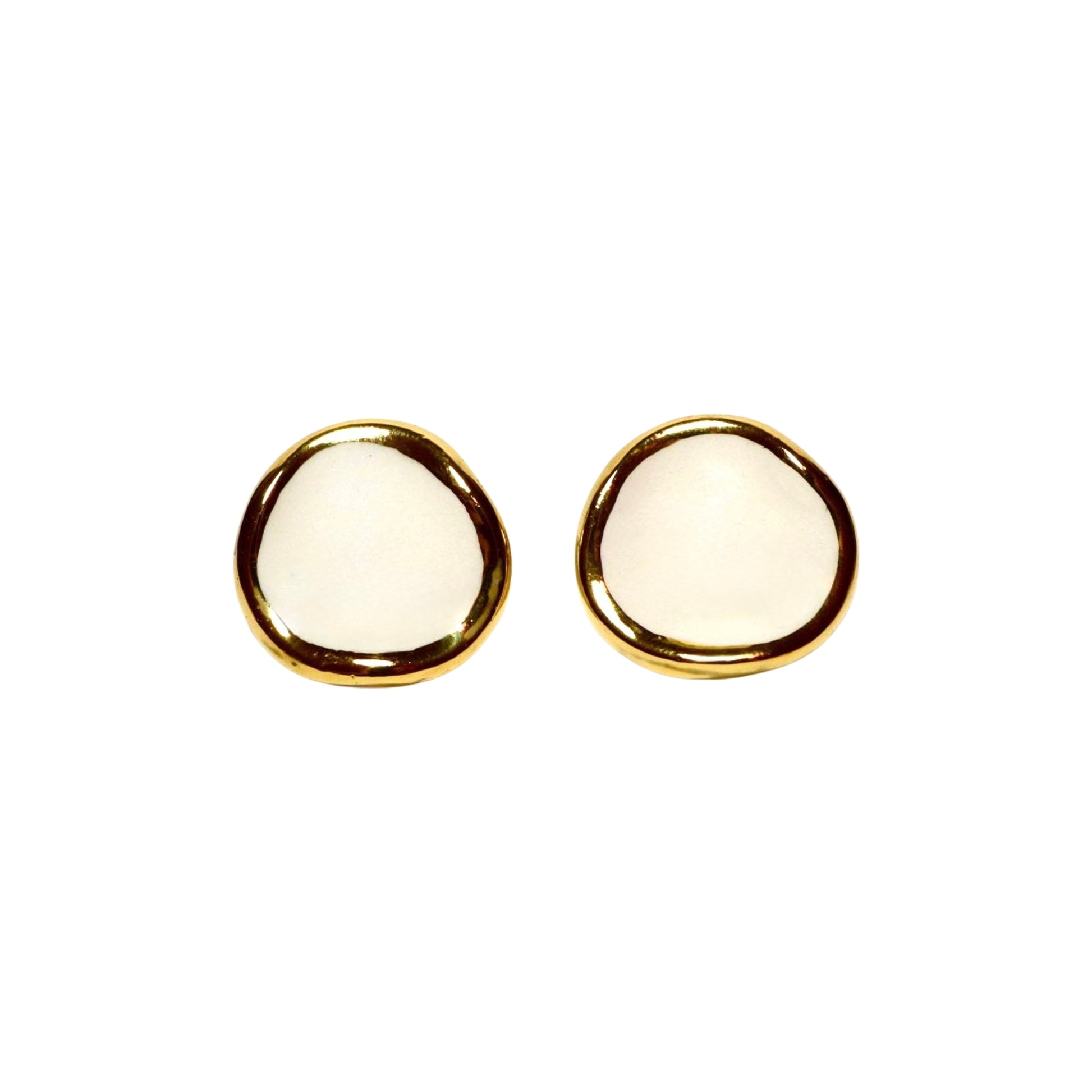 Leda | Handcrafted white ceramic stud earrings with gold luster banceramiche
