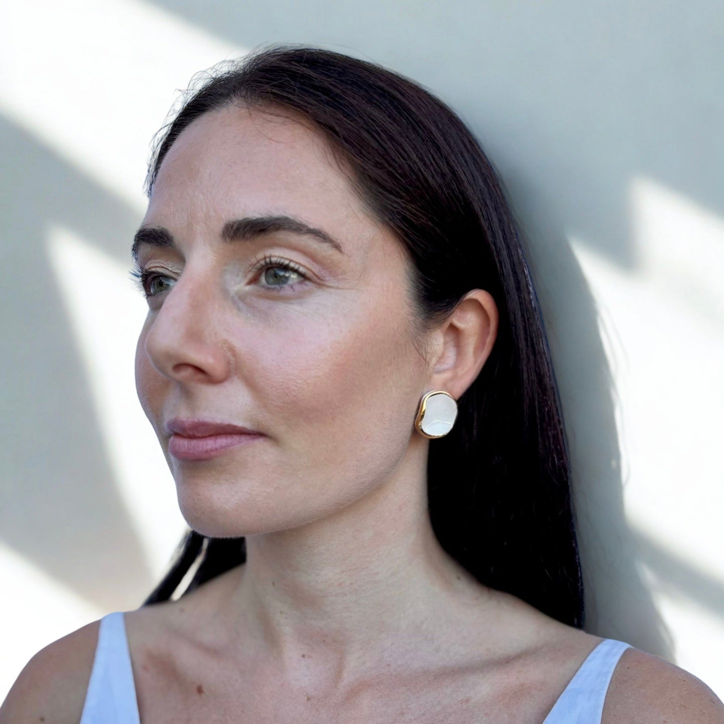 Leda | Handcrafted white ceramic stud earrings with gold luster banceramiche