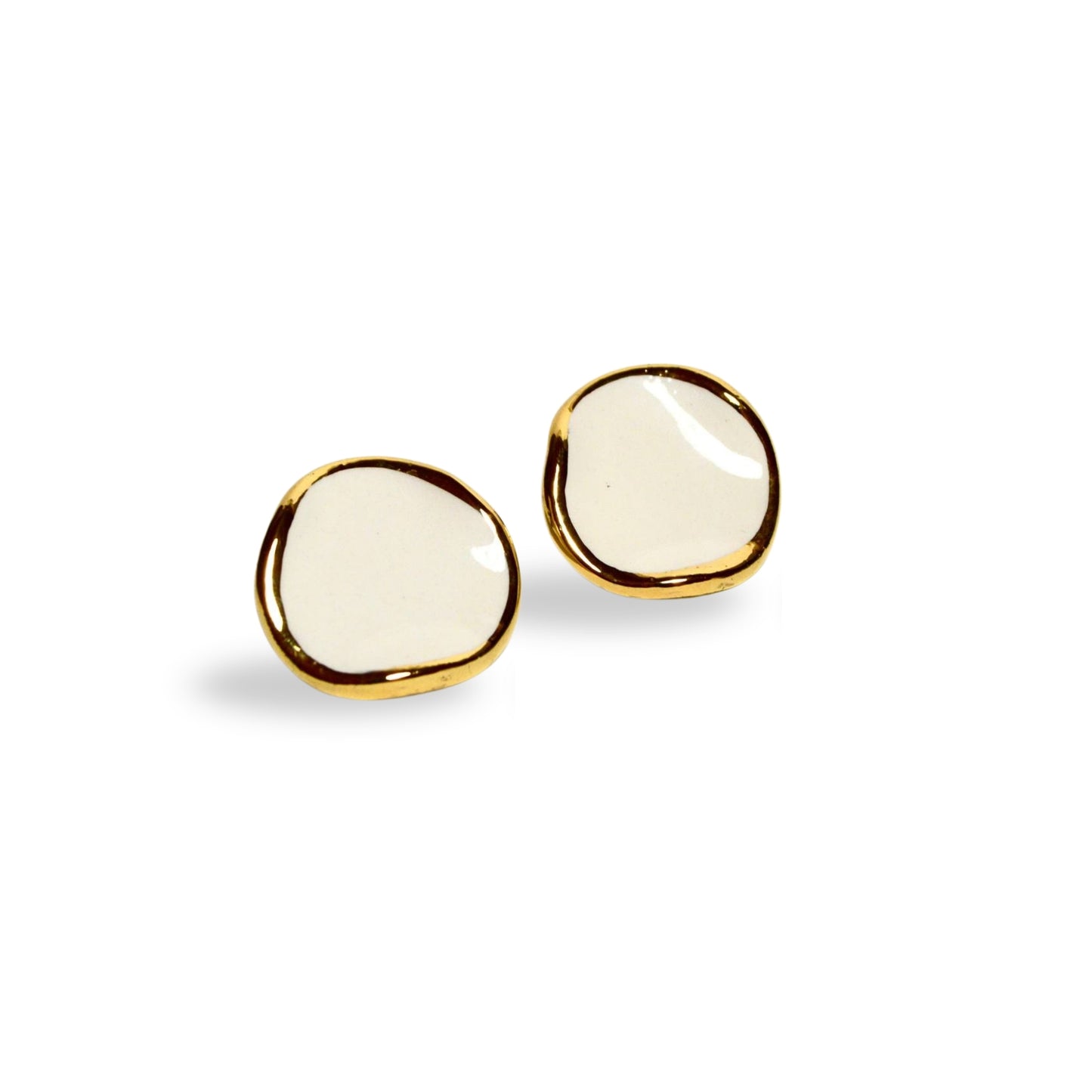 Leda | Handcrafted white ceramic stud earrings with gold luster banceramiche