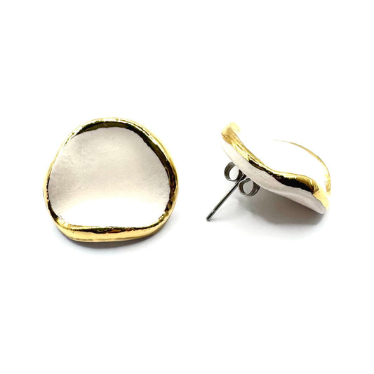 Leda | Handcrafted white ceramic stud earrings with gold luster banceramiche