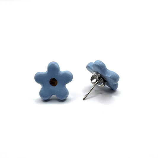 Margherita | Handcrafted light blue floral ceramic stud earrings with golden detail banceramiche