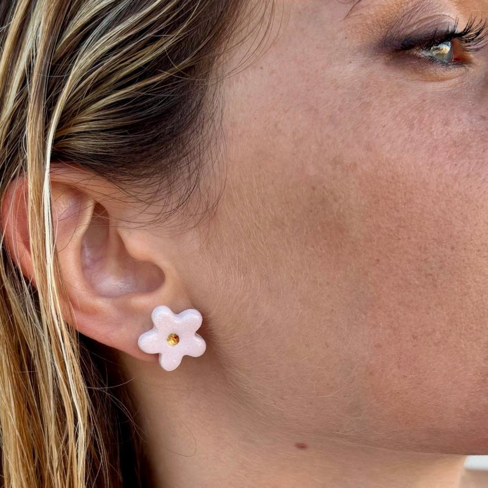Margherita | Handcrafted pink floral ceramic stud earrings with golden detail Pink and gold banceramiche