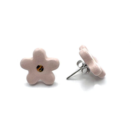 Margherita | Handcrafted pink floral ceramic stud earrings with golden detail banceramiche