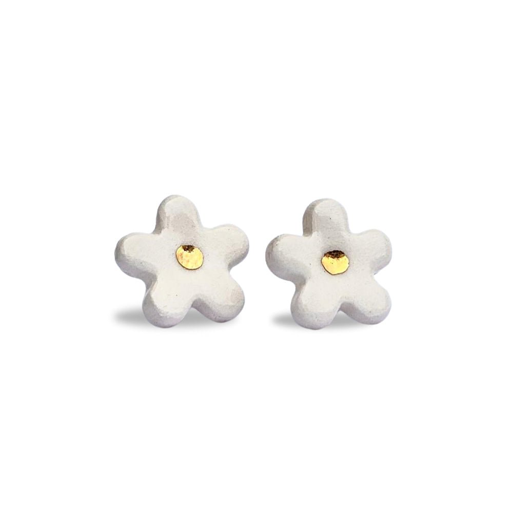 Margherita | Handcrafted white floral ceramic stud earrings with golden detail White and gold banceramiche