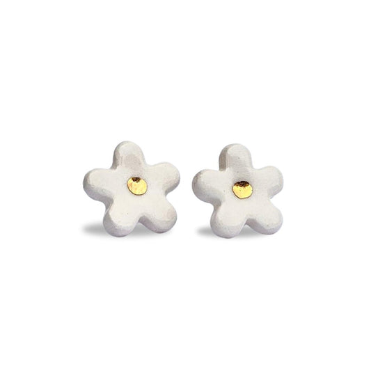 Margherita | Handcrafted white floral ceramic stud earrings with golden detail White and gold banceramiche