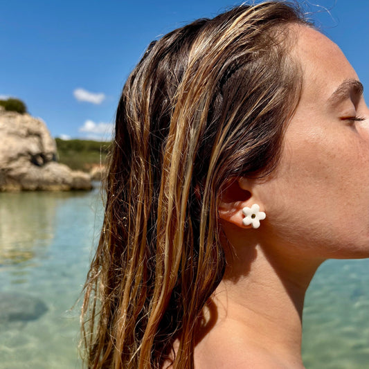 Margherita | Handcrafted white floral ceramic stud earrings with golden detail banceramiche