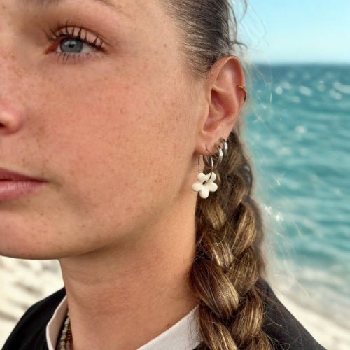 Mimì | Handcrafted white floral ceramic dangle earrings White banceramiche