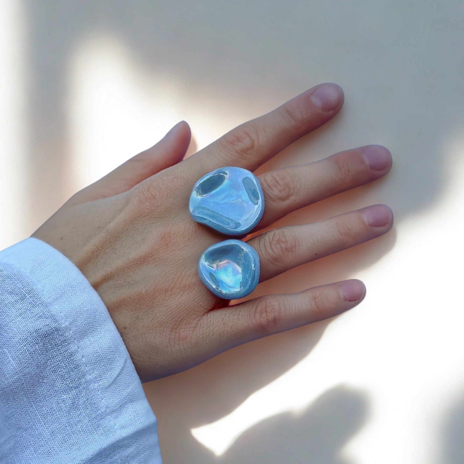 Perla | Handcrafted pearl light blue ceramic ring banceramiche