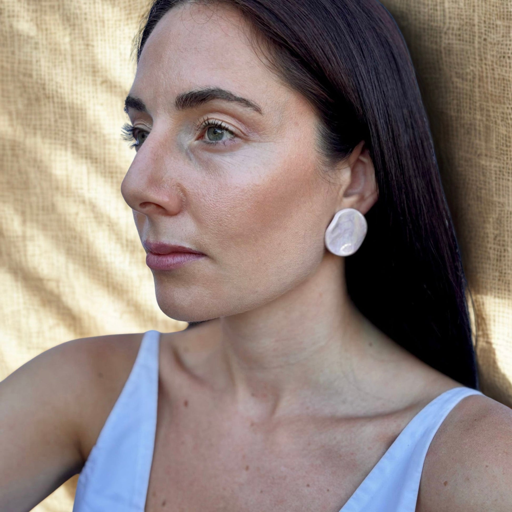 Perla | Handcrafted pearl-pink ceramic stud earrings banceramiche