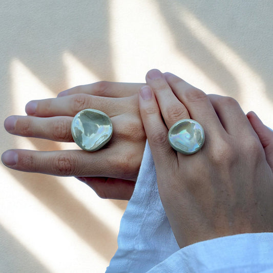 Perla | Handcrafted pearl-sage green ceramic ring banceramiche