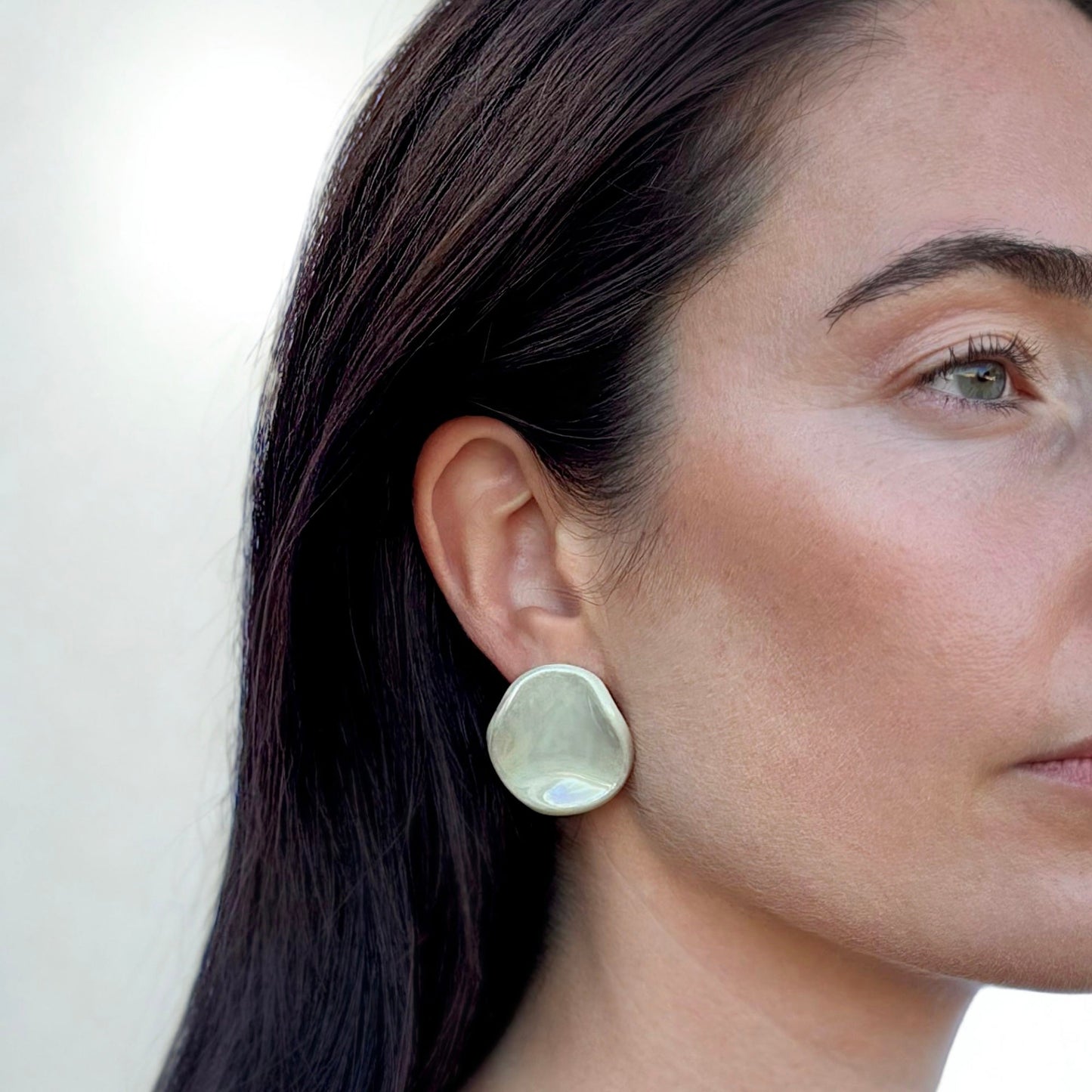 Perla | Handcrafted pearl sage-green ceramic stud earrings Pearl sage green Large banceramiche