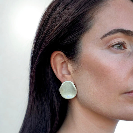 Perla | Handcrafted pearl sage-green ceramic stud earrings Pearl sage green Large banceramiche