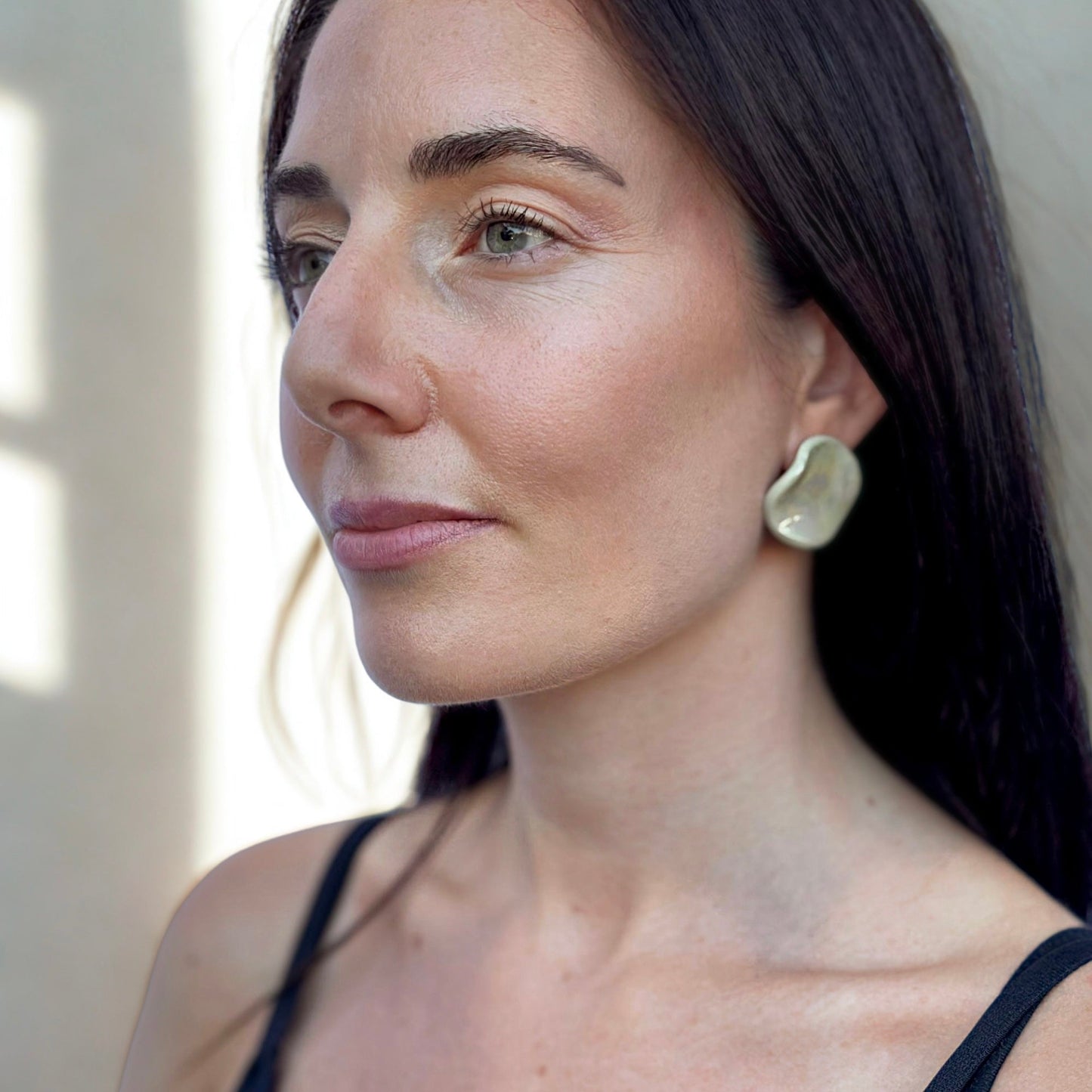 Perla | Handcrafted pearl sage-green ceramic stud earrings banceramiche