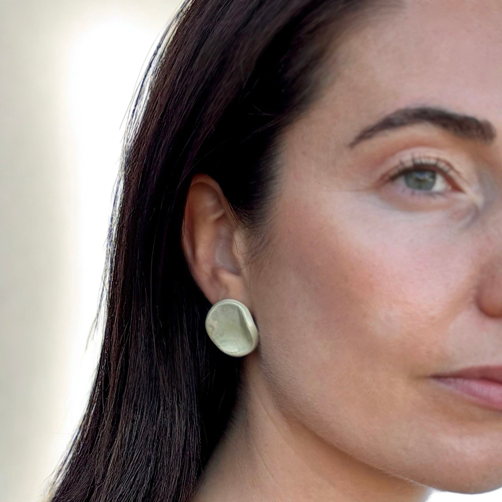Perla | Handcrafted pearl sage-green ceramic stud earrings Pearl sage green Small banceramiche
