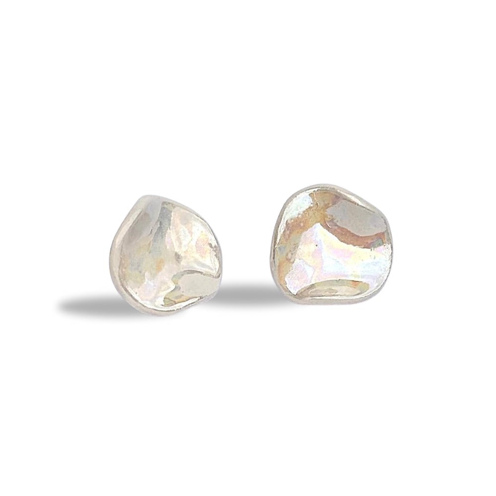 Perla | Handcrafted pearl-white ceramic stud earrings banceramiche
