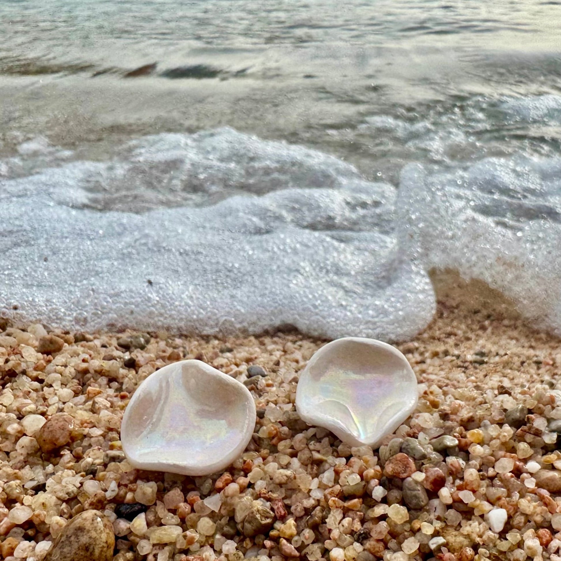 Perla | Handcrafted pearl-white ceramic stud earrings banceramiche