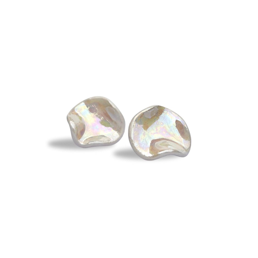 Perla | Handcrafted pearl-white ceramic stud earrings banceramiche