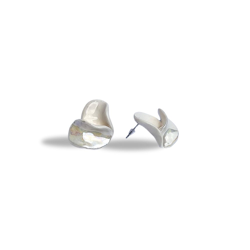Petali | Handcrafted pearl-white ceramic stud earrings banceramiche