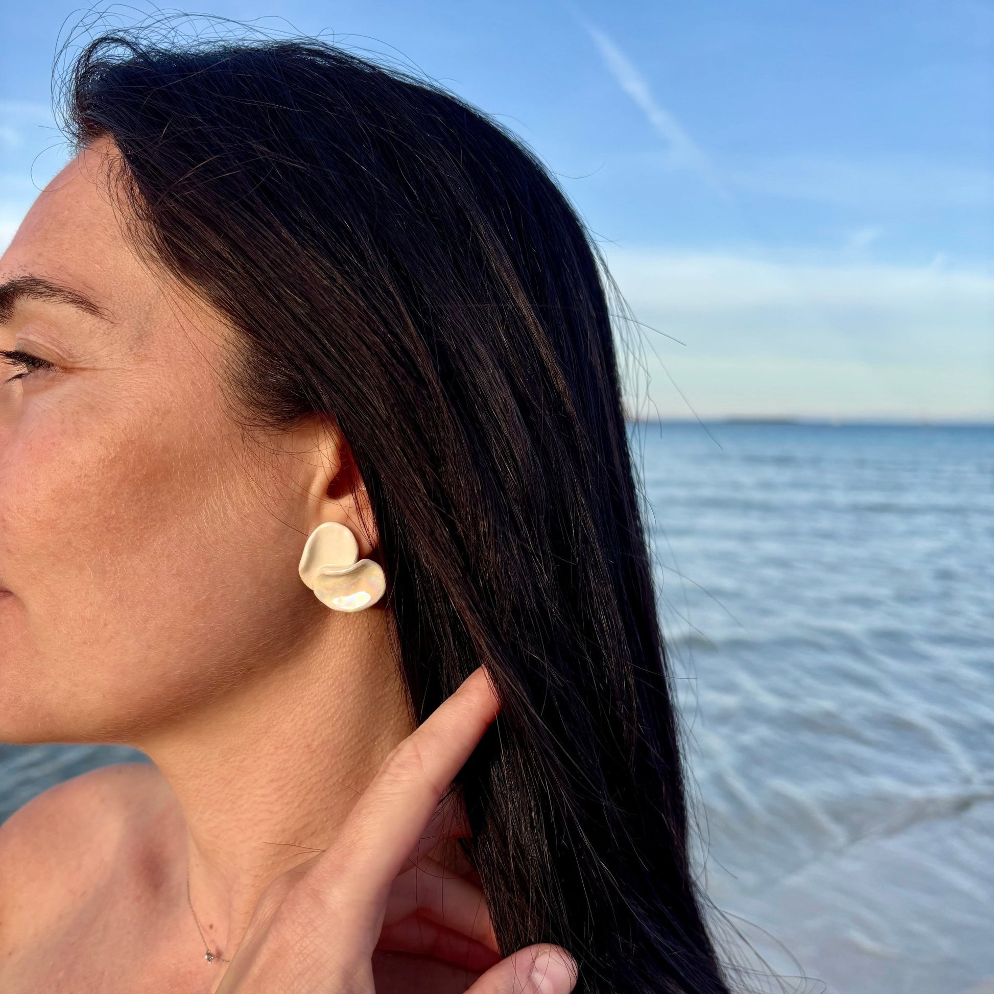 Petali | Handcrafted pearl-white ceramic stud earrings banceramiche