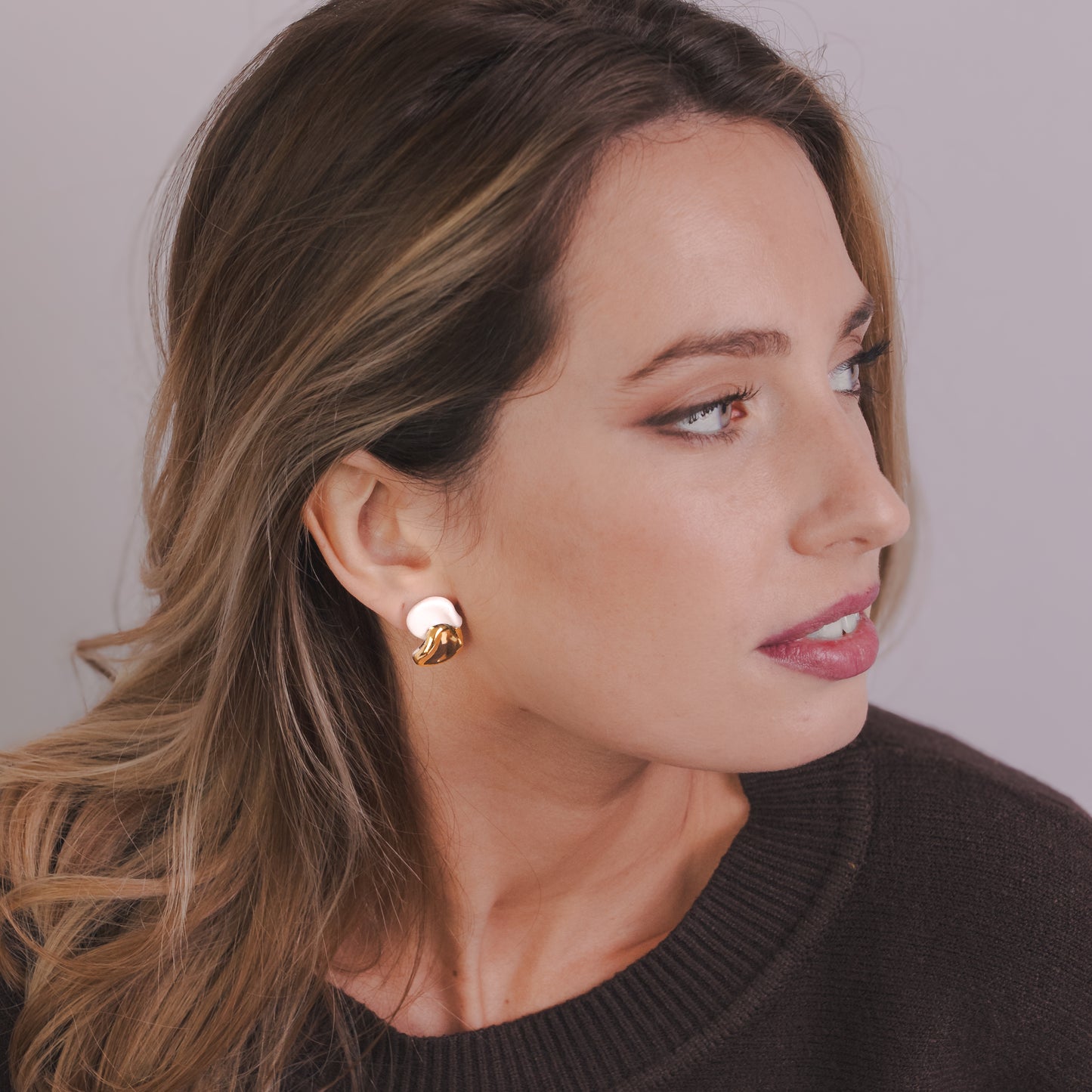 Petali | Handcrafted white ceramic stud earrings with gold luster Banceramiche 