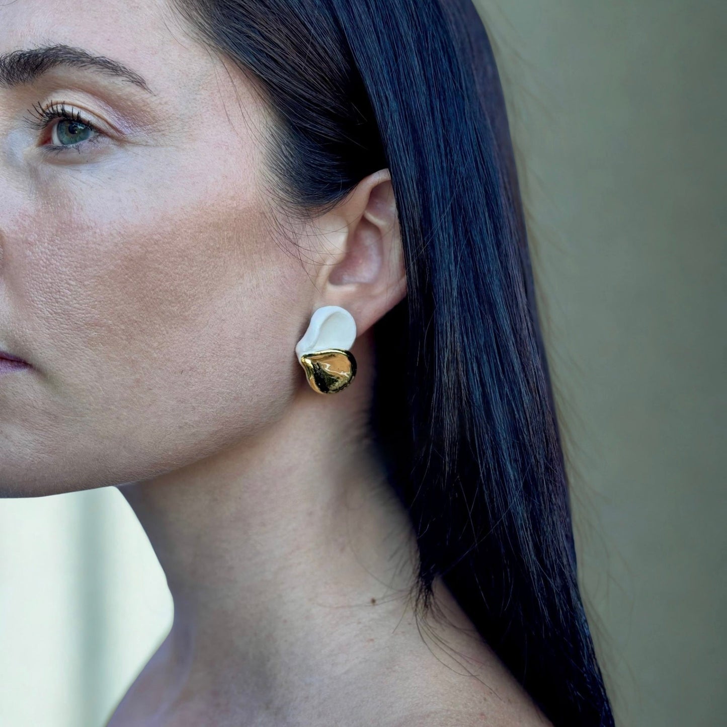 Petali | Handcrafted white ceramic stud earrings with gold luster White and gold banceramiche