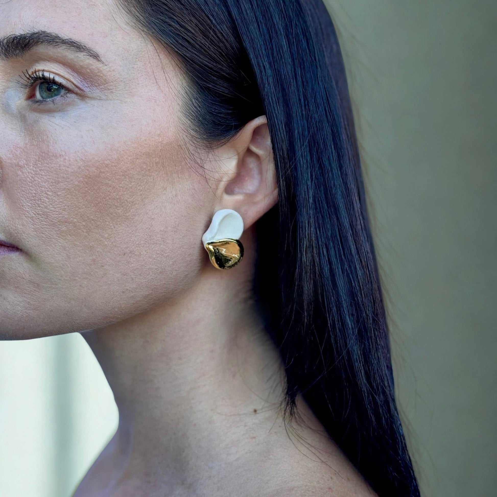 Petali | Handcrafted white ceramic stud earrings with gold luster White and gold banceramiche
