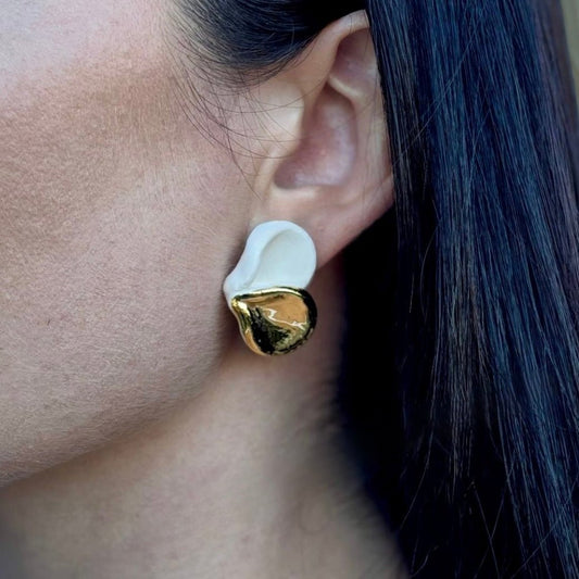 Petali | Handcrafted white ceramic stud earrings with gold luster banceramiche