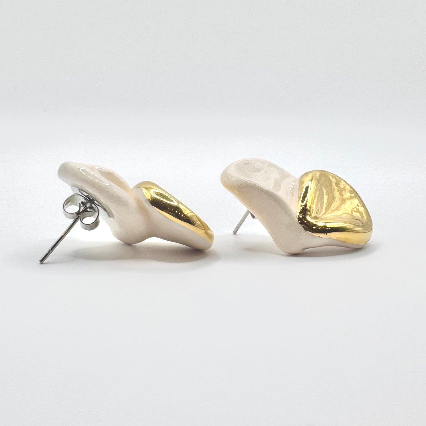 Petali | Handcrafted white ceramic stud earrings with gold luster banceramiche